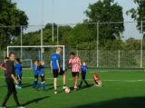 Laatste training S.K.N.W.K. JO10-1 van seizoen 2022-2023 (partijtje tegen de ouders) (152/165)